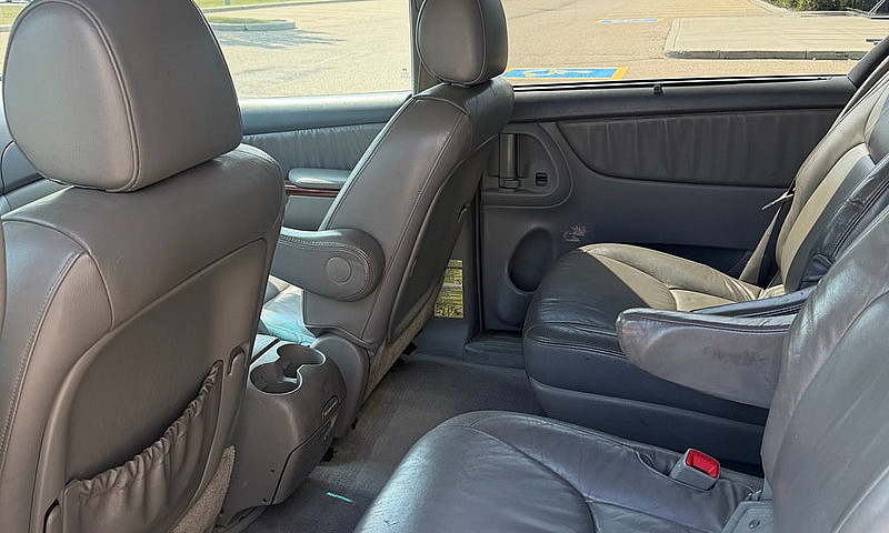 2005 Toyota Sienna A...