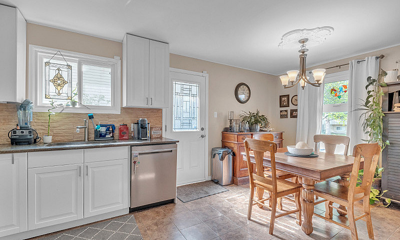 3 Beds 2  Bath, Deta...