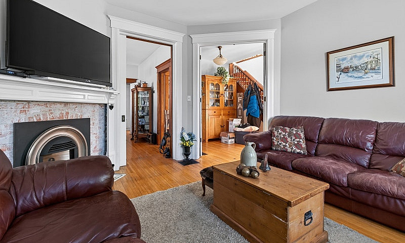 $2200 - 3 Bedroom He...
