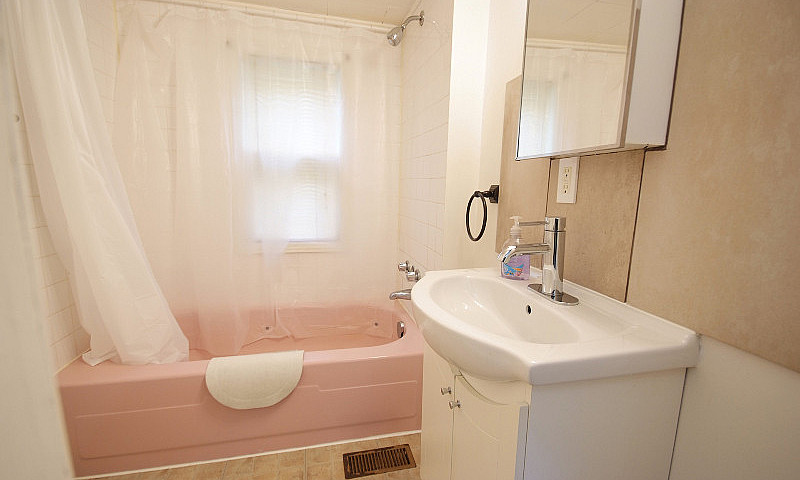 2 Bedroom House To R...