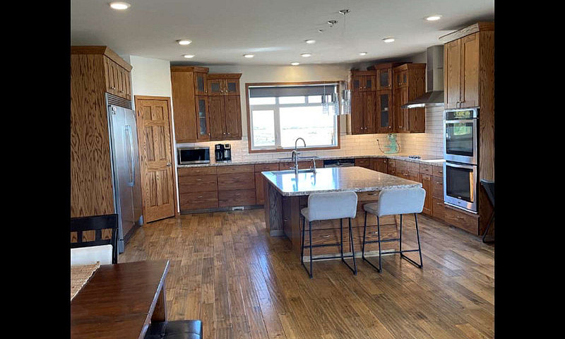 Custom Home On 1/4 S...