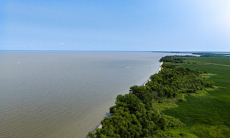 Lake Winnipeg Buildi...