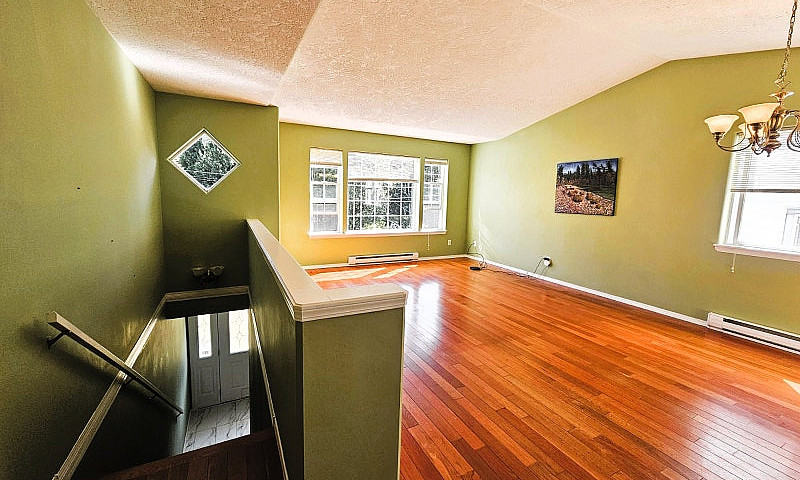 Spacious Upper 3 Bed...
