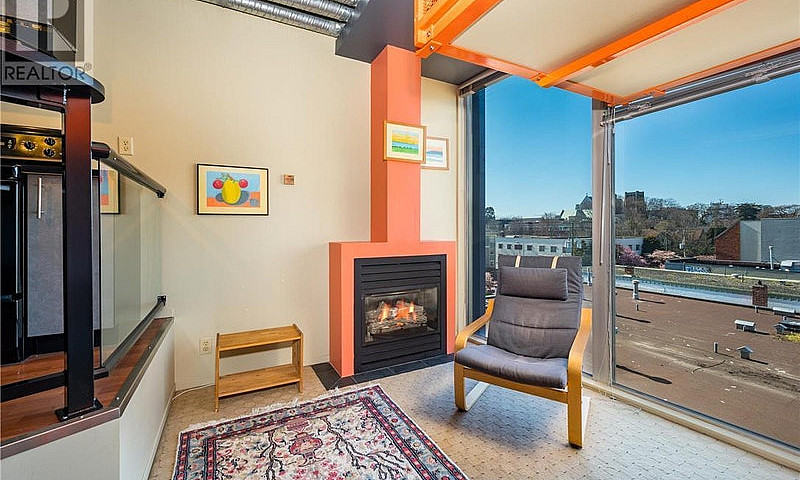 Bright, High Ceiling...