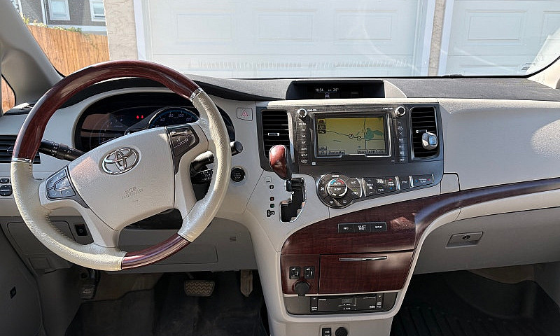2011 Toyota Sienna L...