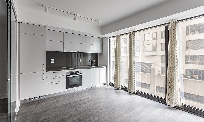 Stunning Condo On Yo...