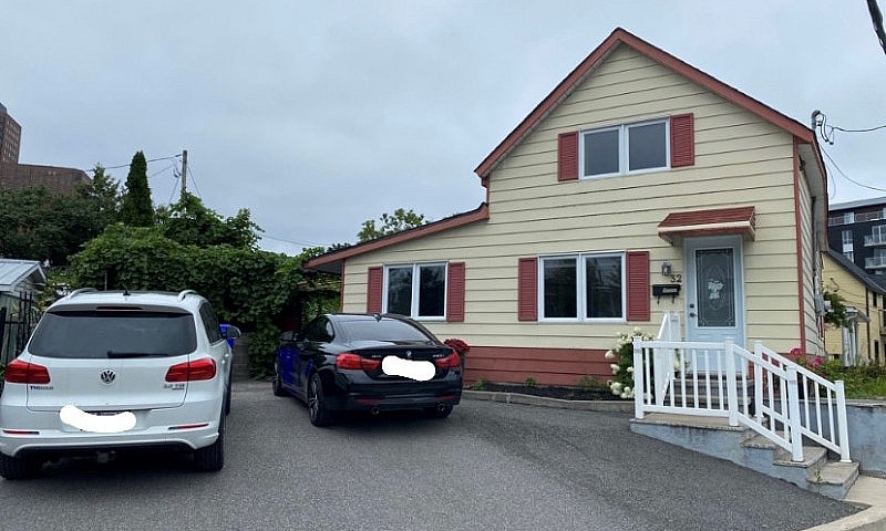 Maison À 2 Étages Su...