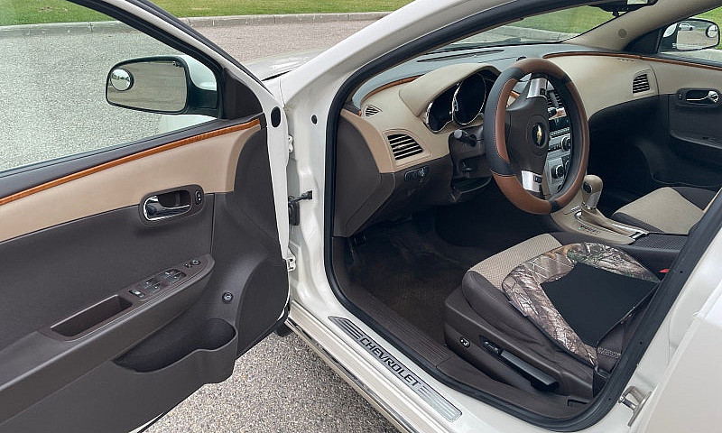 2011 Chevy Malibu Lt...