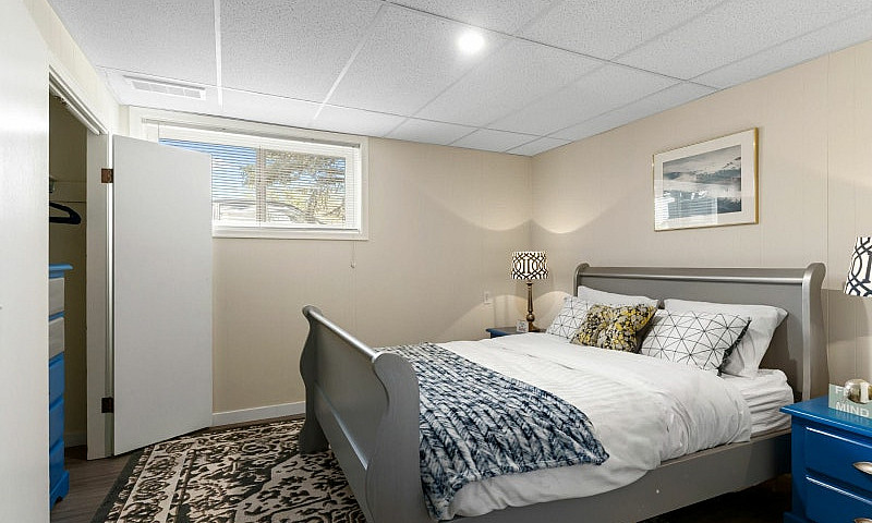 Basement Suite In Gr...
