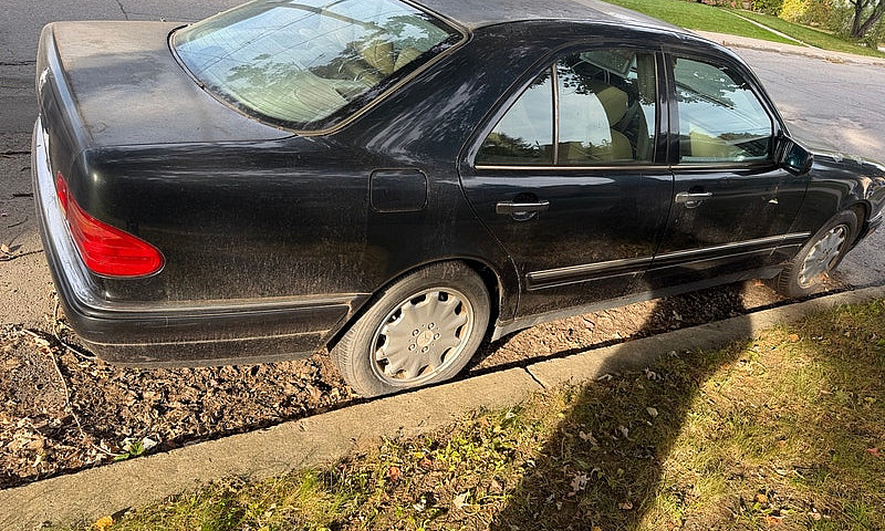 Mercedes-Benz E320 1...
