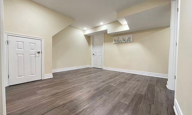 Bright 2-Bedroom Bas...