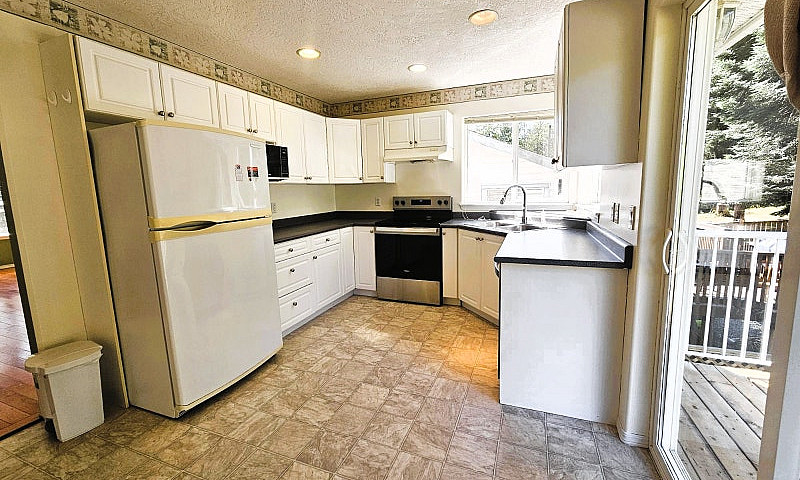 Spacious Upper 3 Bed...