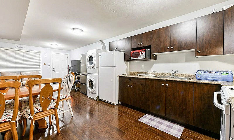 Spacious & Bright Ba...