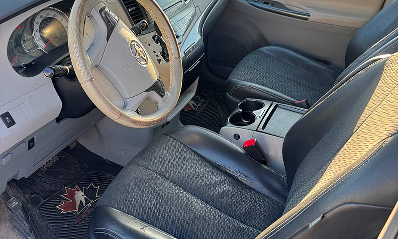 2011 Toyota Sienna 8...