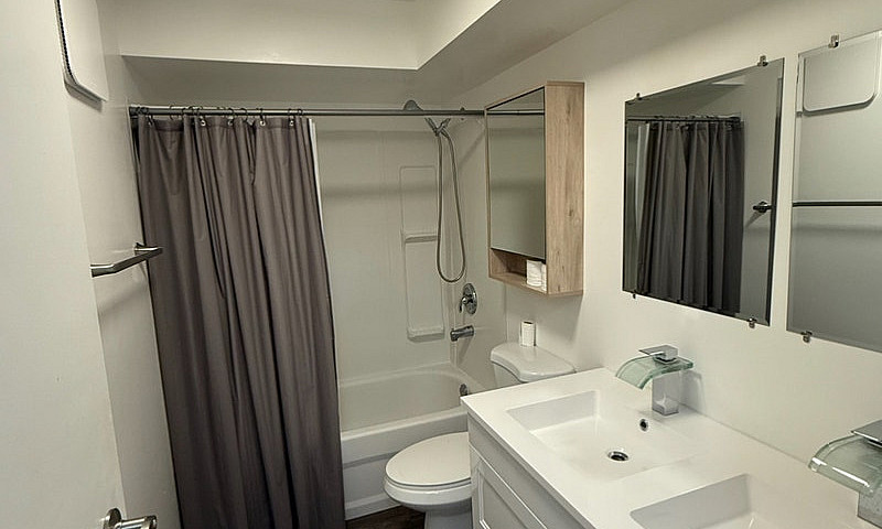 Basement Suite For R...