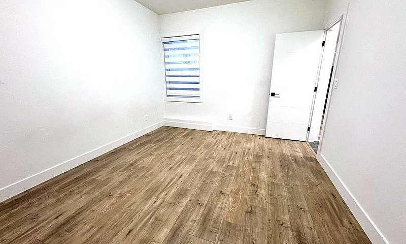 Bright 2-Bedroom Bas...