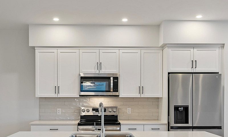 3 Bdrm, 2.5 Bath, Fl...