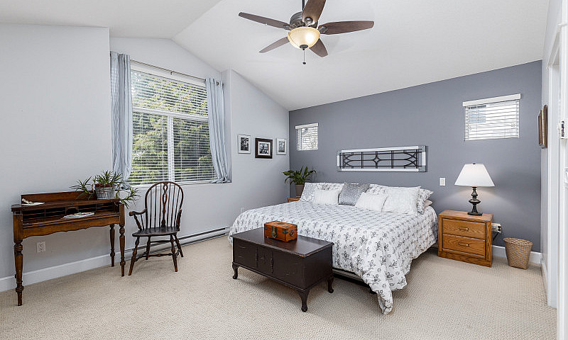 6 Bed + Den | 2 Stor...