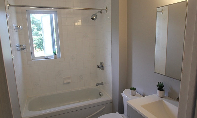 Charming 2+1 Bdrm  H...