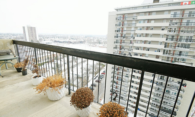 Bright 2-Bedroom Cor...