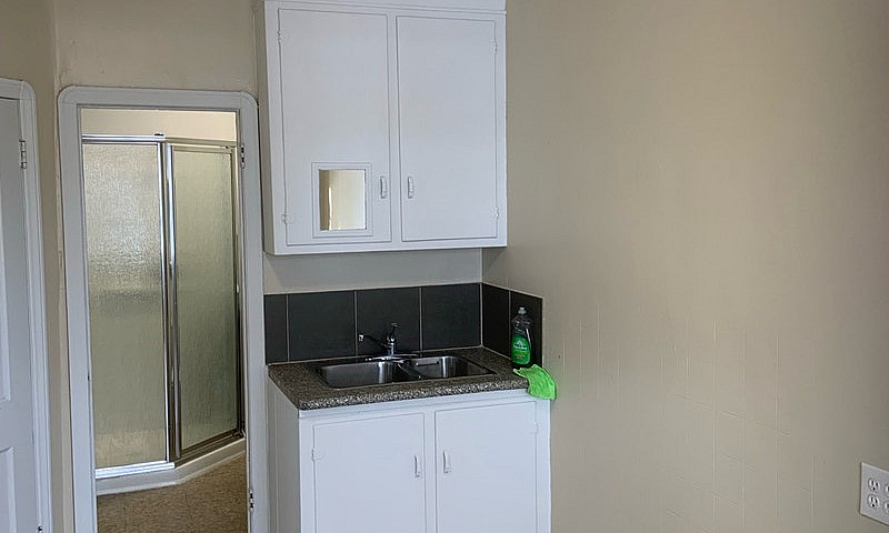 1  Br. Priv Bath Bdr...