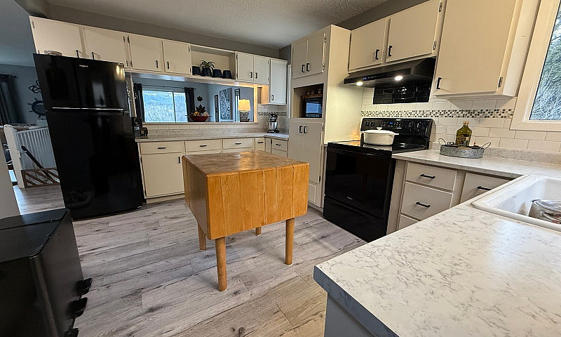 Shuswap - 1.4 Acres ...