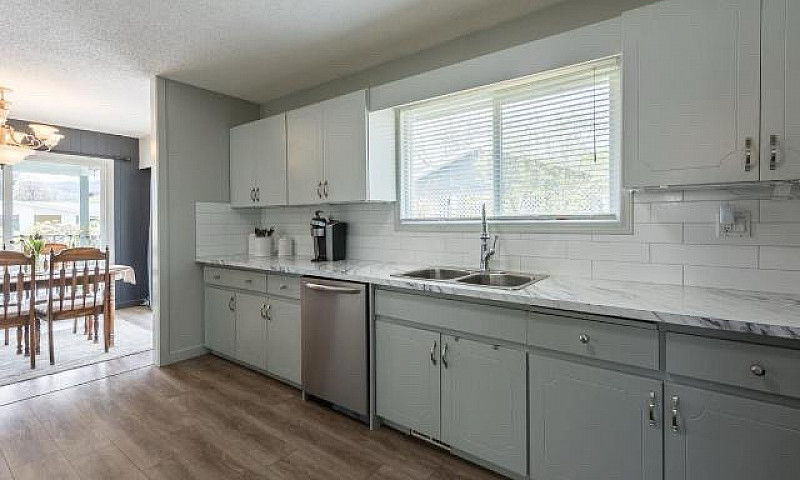 2 Bedroom Upper Of H...