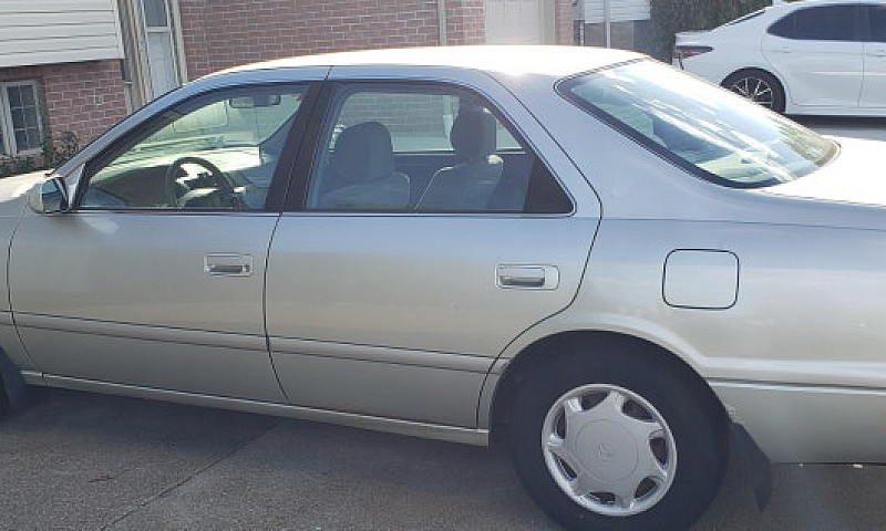 Toyota Camry Ce...