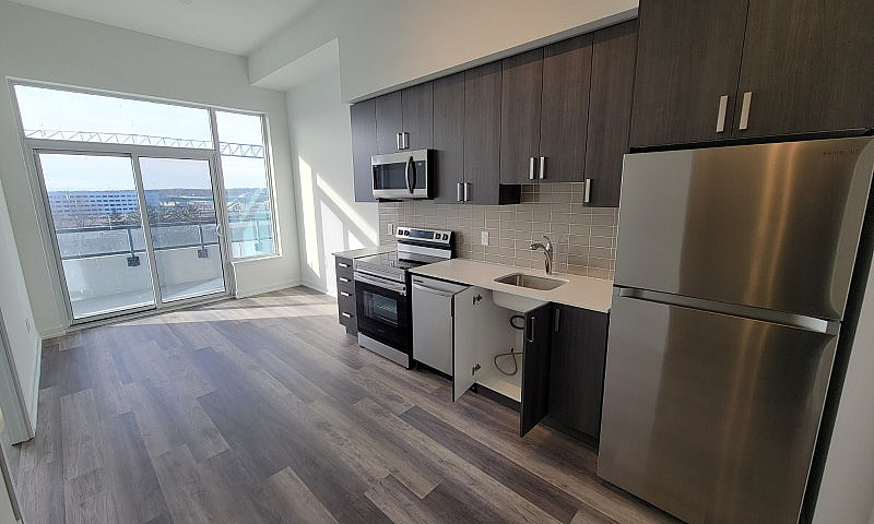 Upgraded 1 Bed + Den...