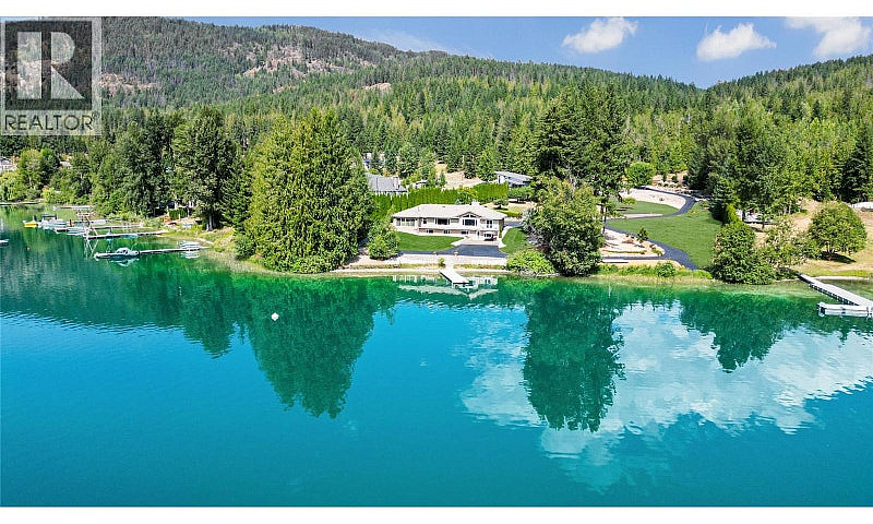 Luxury Lakefront Hom...