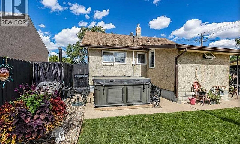 House For Sale - Gar...