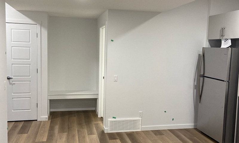 Basement Suite For R...