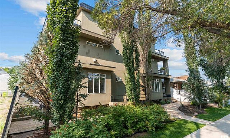  Stunning Townhome –...