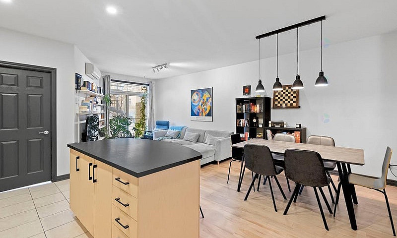 Condo À Louer – 2494...
