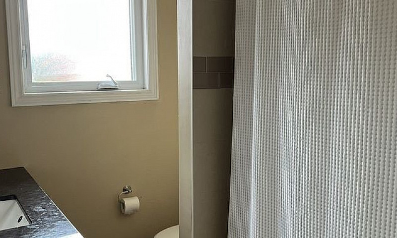 Bright, Spacious 2-F...