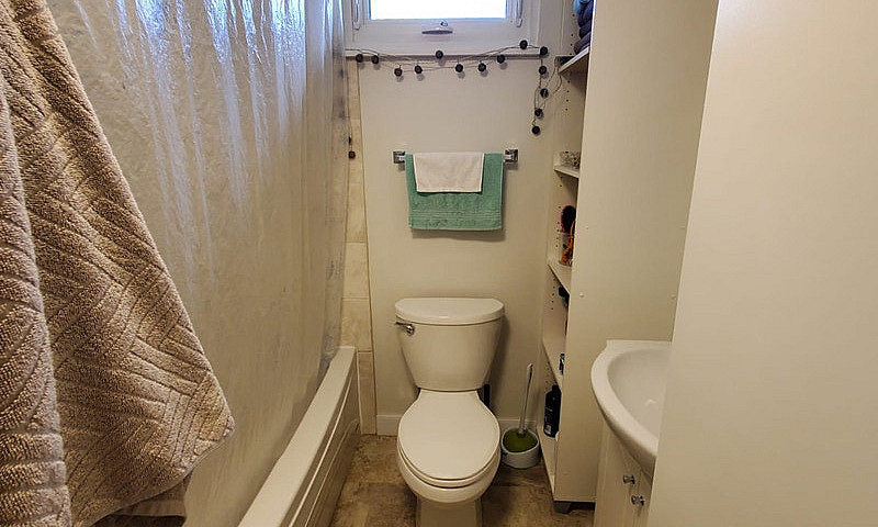 Bright 1+ Bedroom Up...