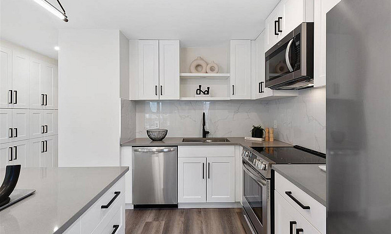 Renovated, 2 Bed Roo...