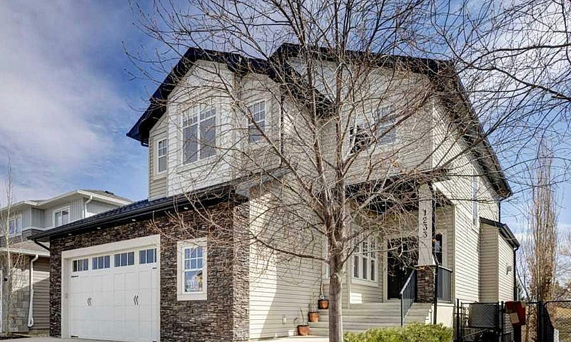 1233 Hillcrest Manor...