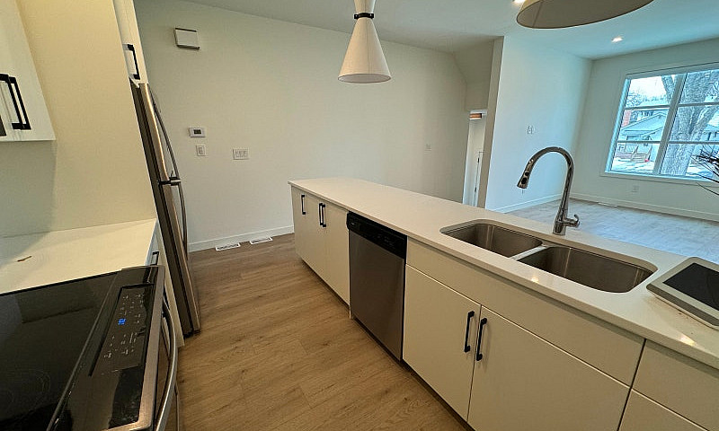 **3 Bed 2.5 Bath Dup...