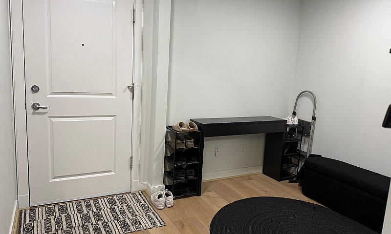 1 Bedroom+Den In Mar...