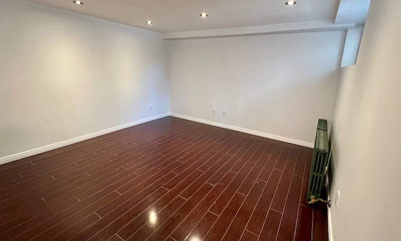 Bright 1-Bedroom Bas...