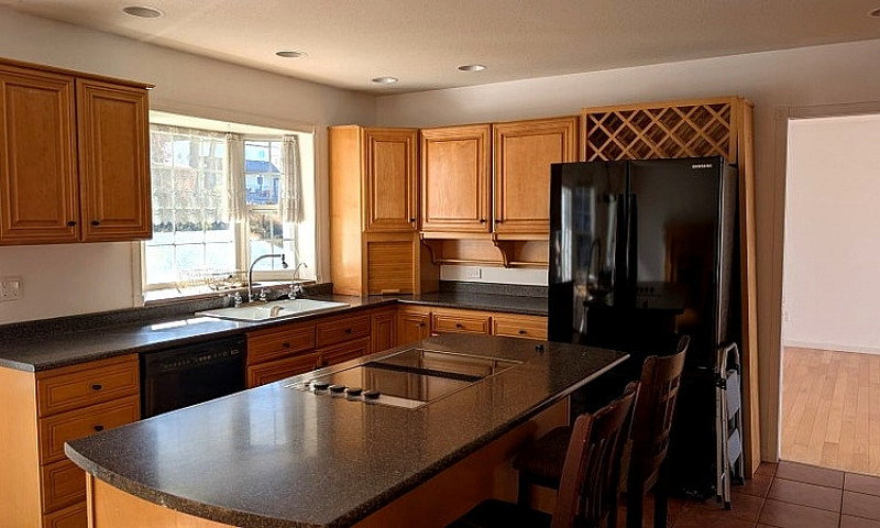 Spacious 6-Bedroom H...