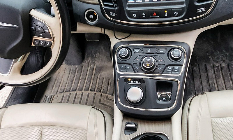 2015 Chrysler 200C V...