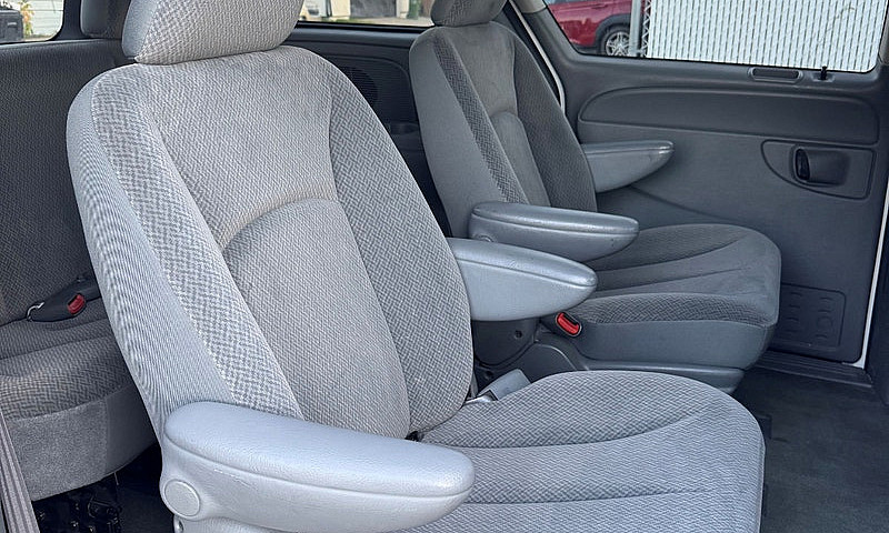 2005 Dodge Caravan 3...