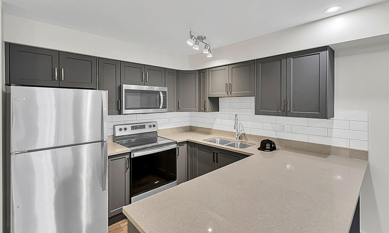 Modern 2 Bed Condo I...