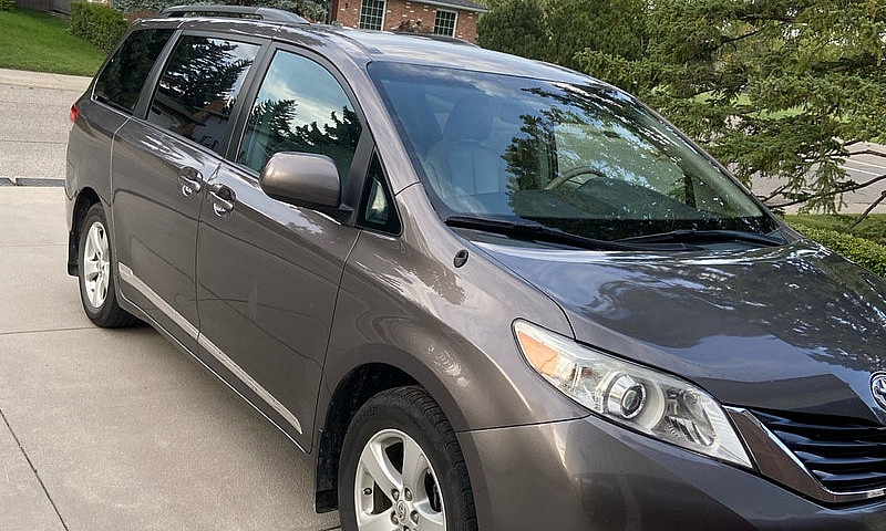 2012 Toyota Sienna L...