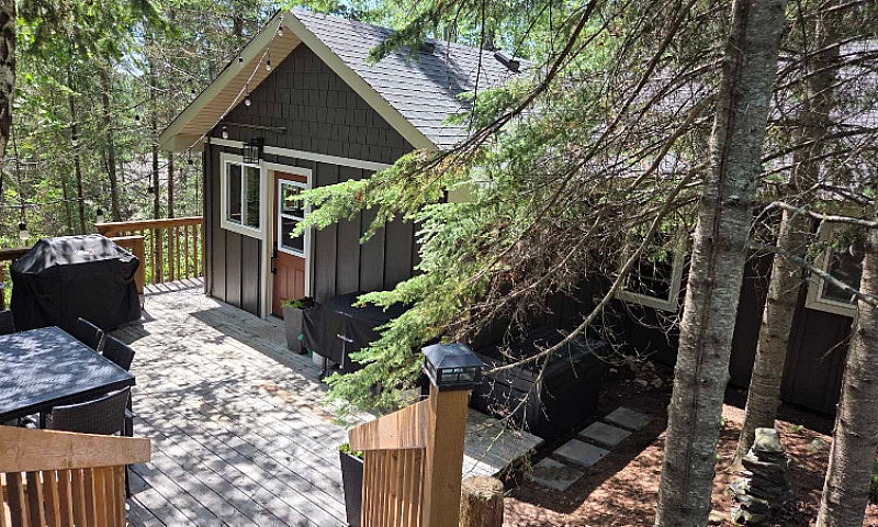 Cottage On Granite L...