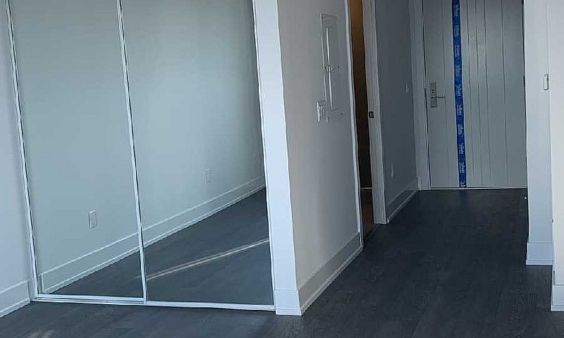 Oshawa — Studio Apar...