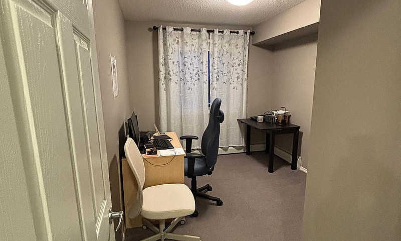 Top-Floor, West-Faci...