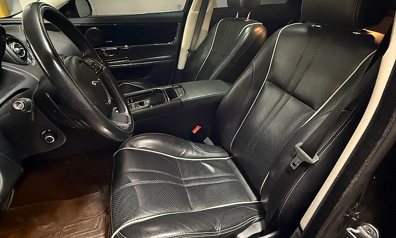 2016 Jaguar Xj...
